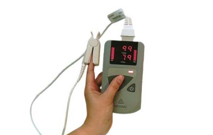 I saturimetri da dito per misurare l’ossigenazione del sangue