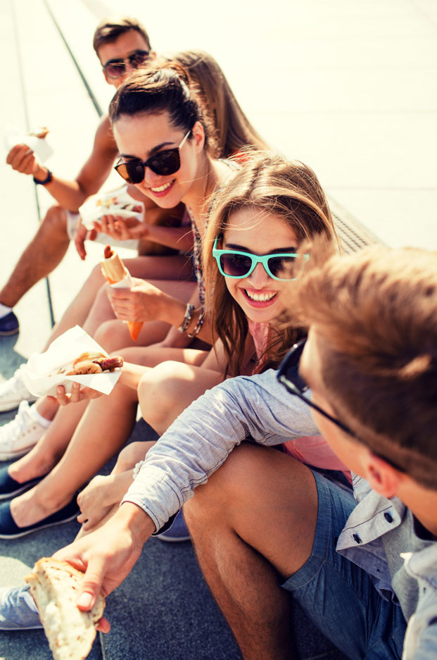 Italiani e sorriso: il 61% lo fa a bocca chiusa