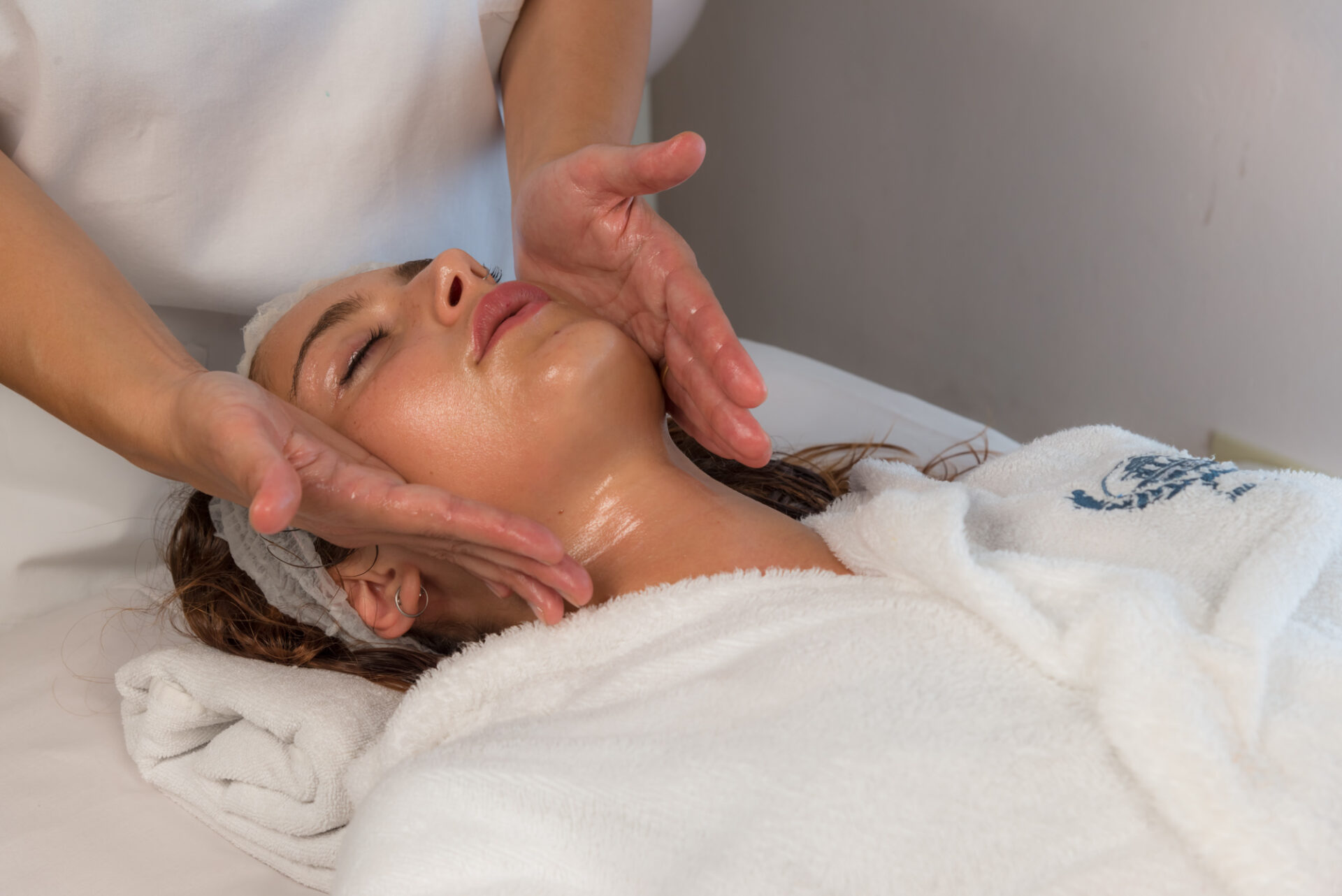 Pelle secca e disidratata? Dona vitalità al tuo viso grazie al trattamento superidratante a base di acido ialuronico firmato terme di Riolo.
