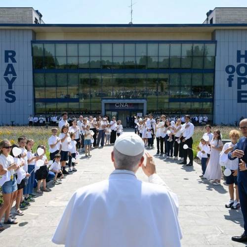 Papa Leone XIV incontra e abbraccia i piccoli pazienti del CNAO di Pavia