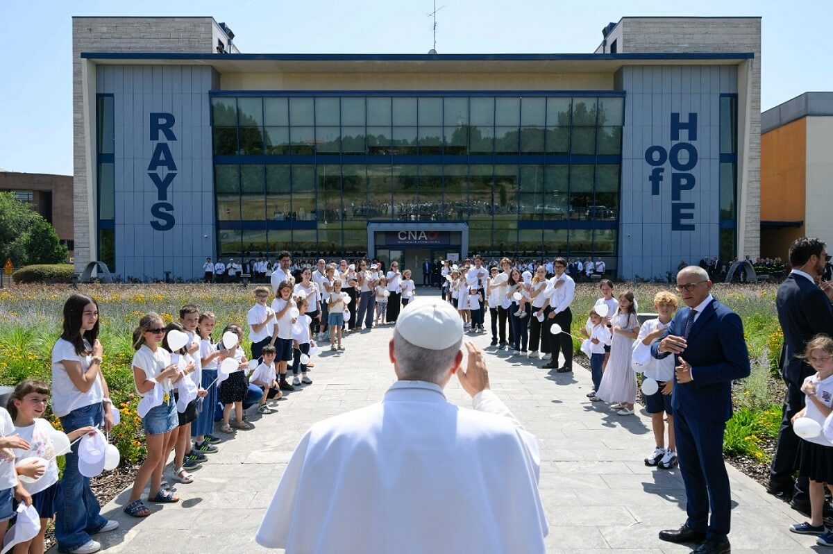Papa Leone XIV incontra e abbraccia i piccoli pazienti del CNAO di Pavia